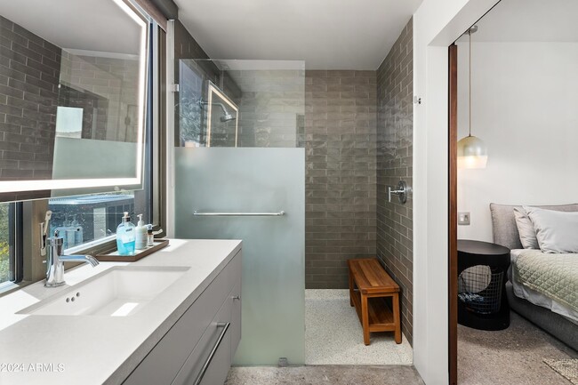 Building Photo - 15212 N Sandy Blf Rd