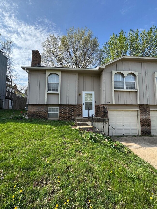 Building Photo - Comfort & Convenience in Shawnee – 3BR Duplex Coming Soon!