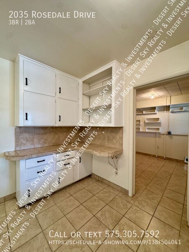 Building Photo - 2035 Rosedale Dr