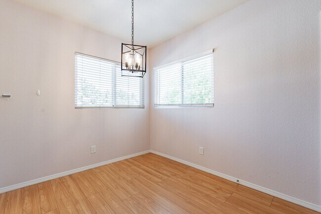 Building Photo - Chandler's Best-Kept Secret: Spacious Cond...