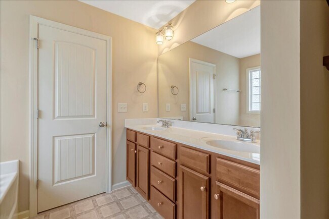 Building Photo - Updated Home with Fenced Yard in Massey Preserve