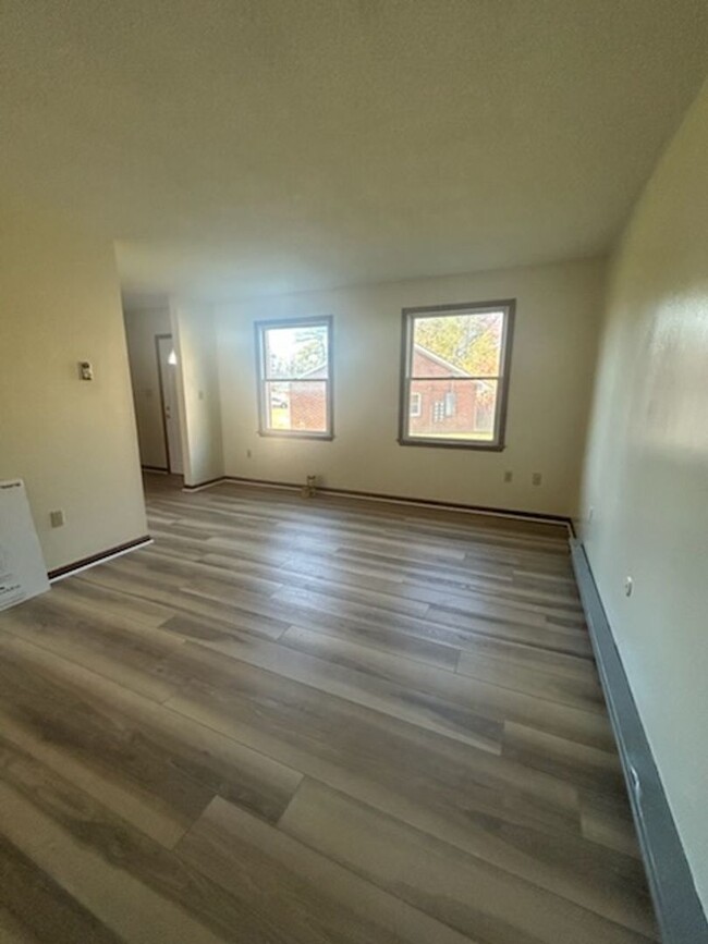 Building Photo - 2 bed, 1 1/2 bath townhouse