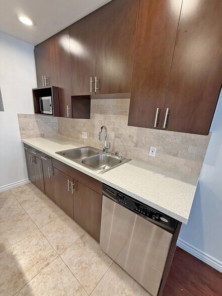 Building Photo - 536 N Sweetzer Ave