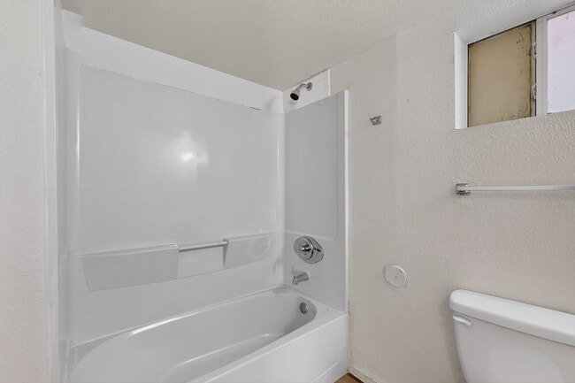 Building Photo - 3 bedroom 2 bath home in East El Paso!