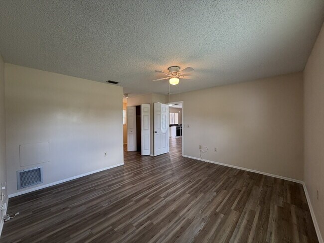 Building Photo - "Charming 1-Bed Oasis in Warm Mineral Springs - Cozy Living with 909 Sq Ft of Comfort!"