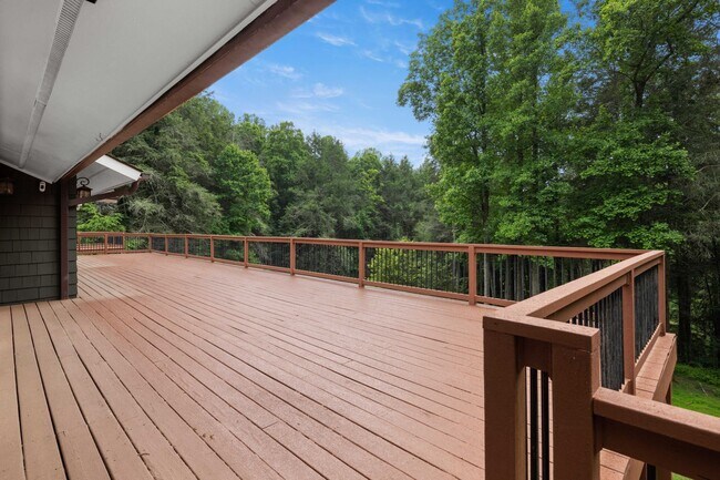 Building Photo - Spacious and Private Home in Biltmore Forest