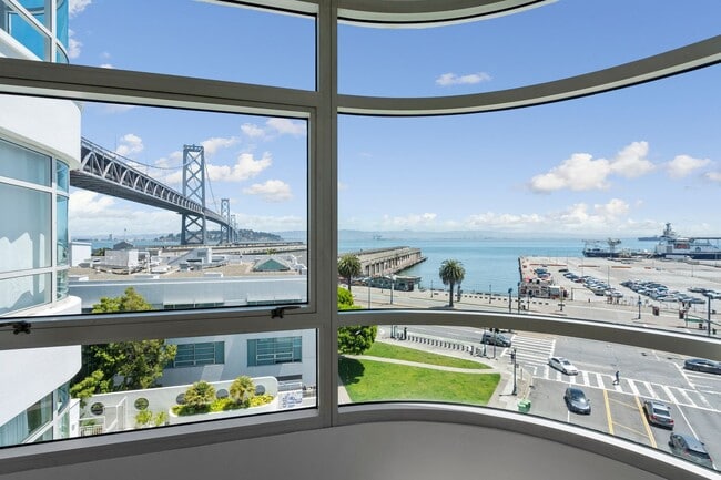 Building Photo - Light Filled 2 Bed, 2 Bath South Beach Por...