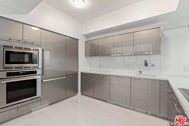 Building Photo - 13700 Marina Pointe Dr