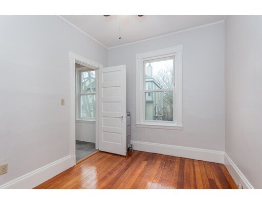 Building Photo - 33 Putnam Ave