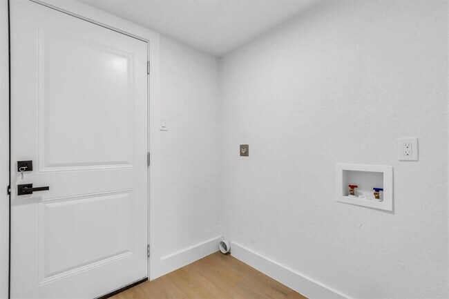 Building Photo - 2644 Gwendolyn Ln