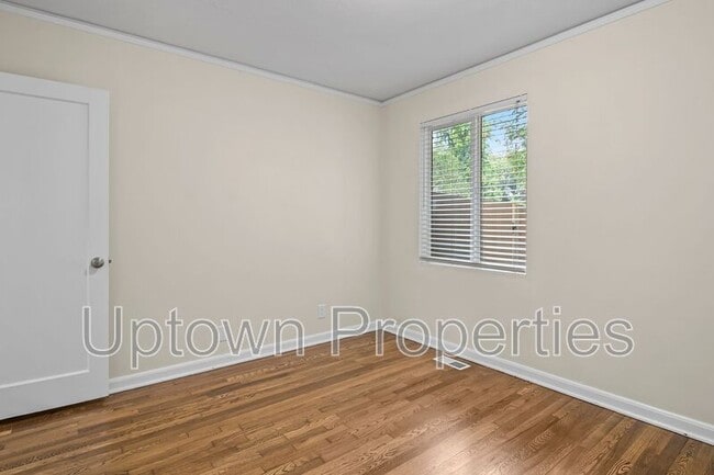 Building Photo - 9520 SW Cypress St