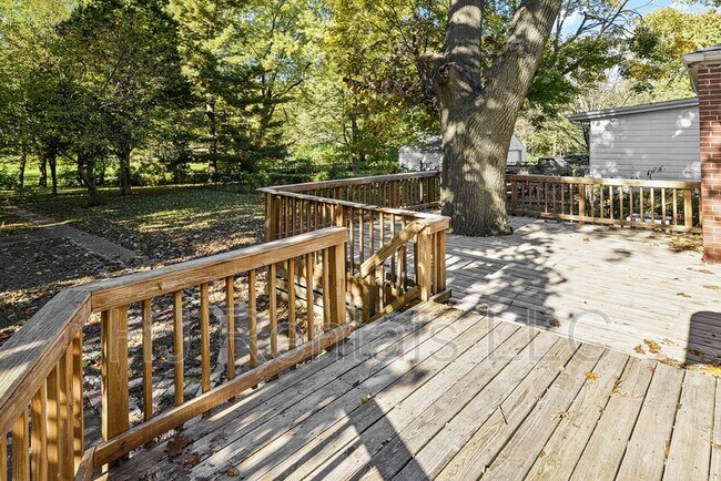 Building Photo - 1305 S New Florissant Rd