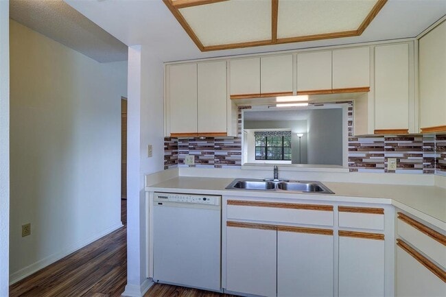 Building Photo - 2400 Winding Creek Blvd