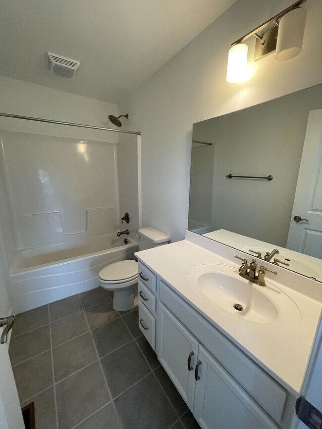 Building Photo - Spacious Home in Westhill Community