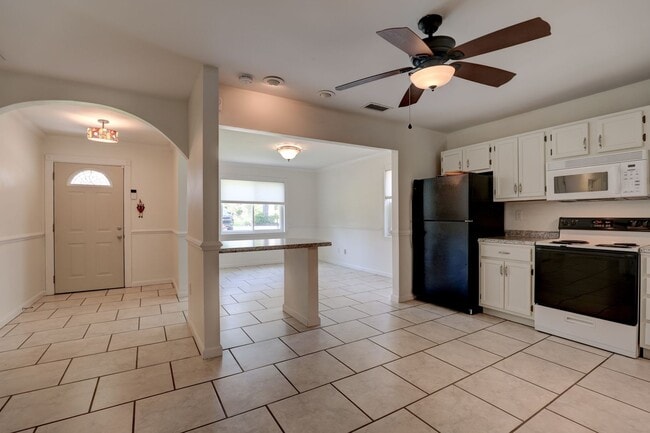 Building Photo - MOVE IN READY!