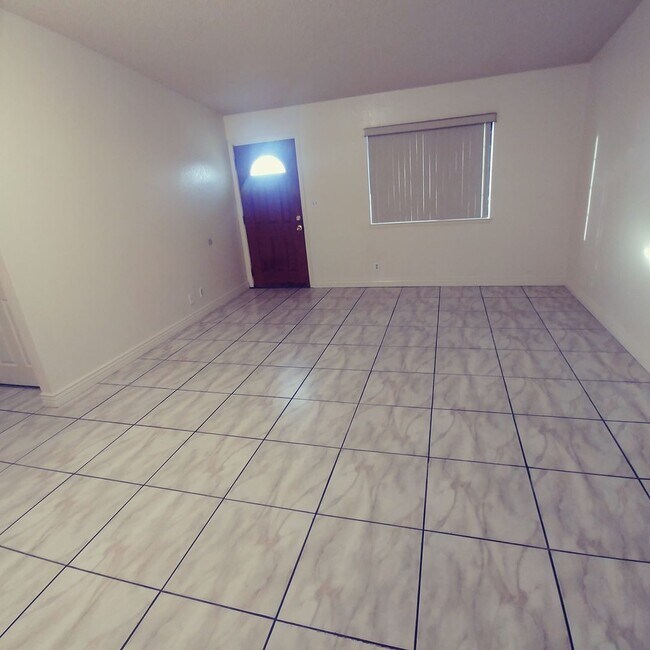 Building Photo - SINGLE FAMILY HOME WITH 2 CAR GARAGE