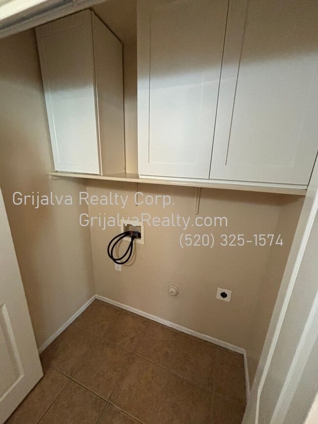 Building Photo - Spacious 4 Bedroom, 2 Bath House for Rent ...