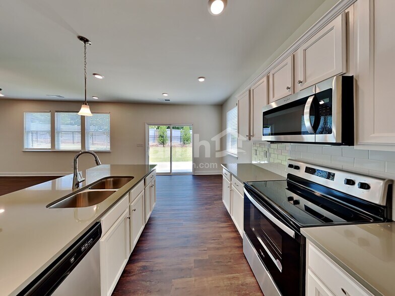 Building Photo - 889 Carnaby Ln