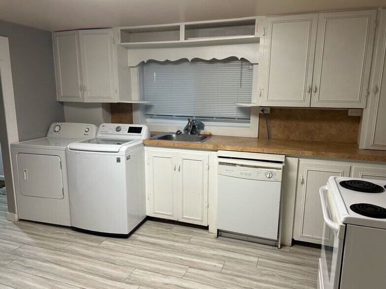 Kitchen - 4469 Orchard Ave