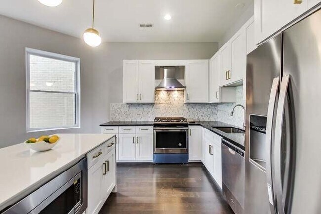 Building Photo - 4516 S King Dr