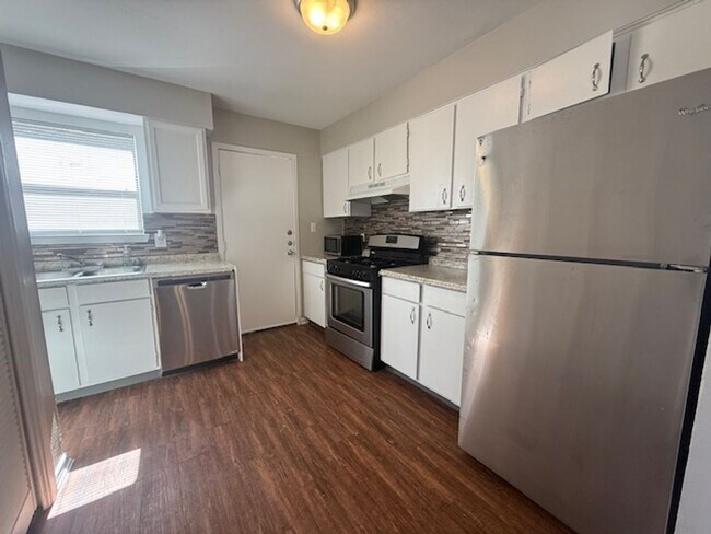 Building Photo - Centre-513