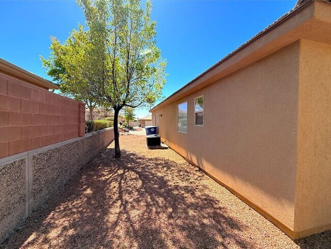 Building Photo - 3 bed, 2 bath home with 2 car garage