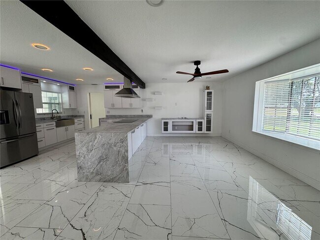 Building Photo - 4324 Pine Lake Dr