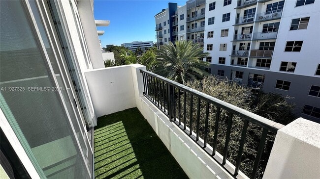 Building Photo - 2401 NE 65th St