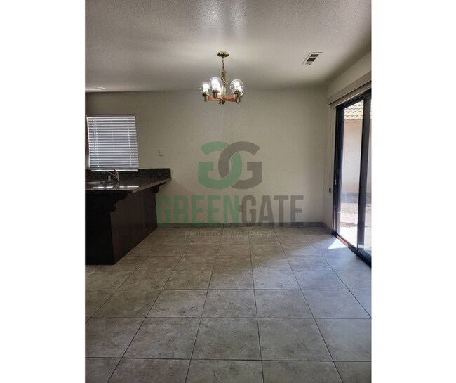 Building Photo - 2428 Woodvale Dr