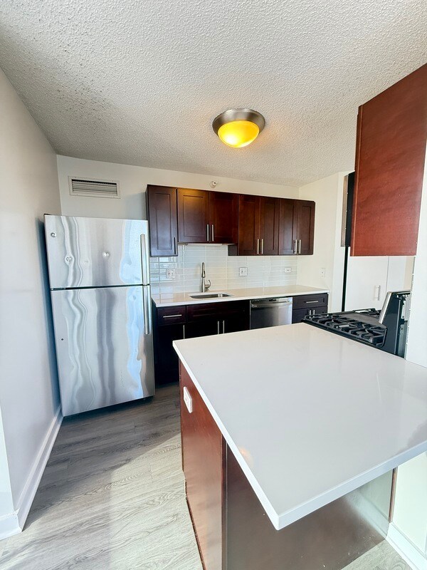 Building Photo - 601 N State St