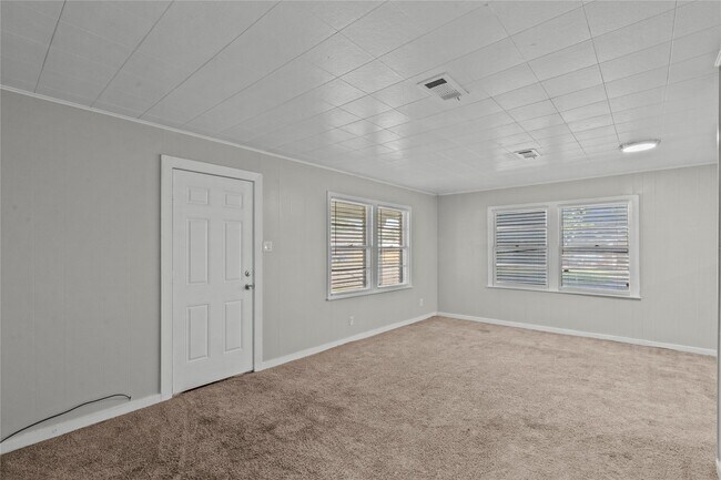 Building Photo - 1916 N Logan St