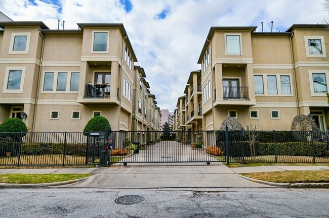 Building Photo - 6818 Staffordshire Blvd