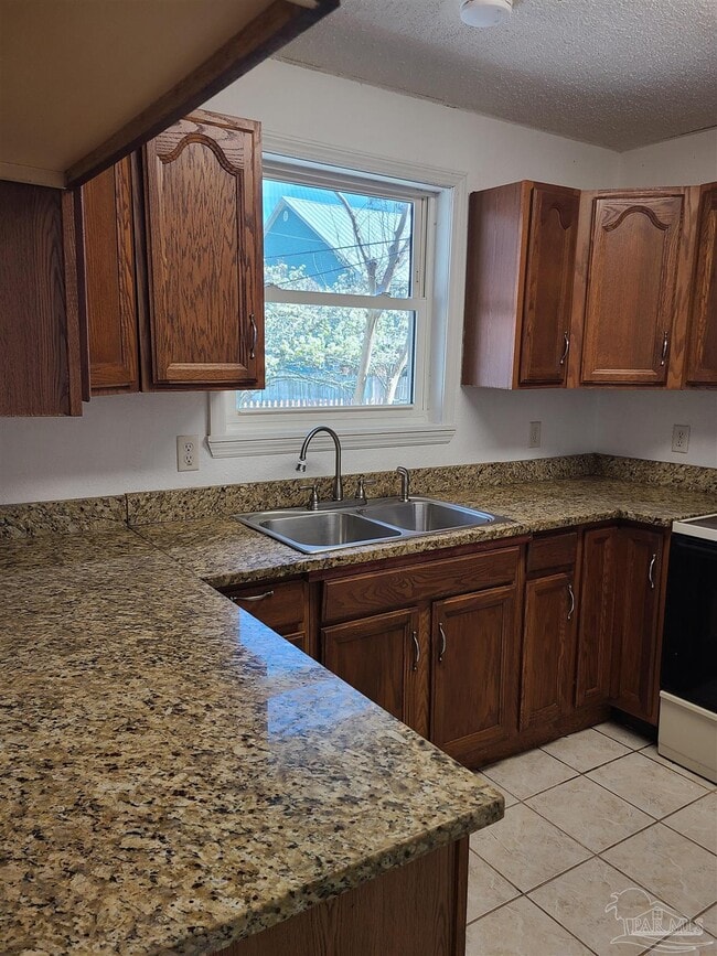 Building Photo - 415 Gibbs Rd