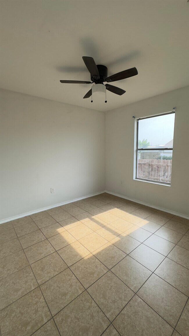 Building Photo - 3601 Nubes Dr