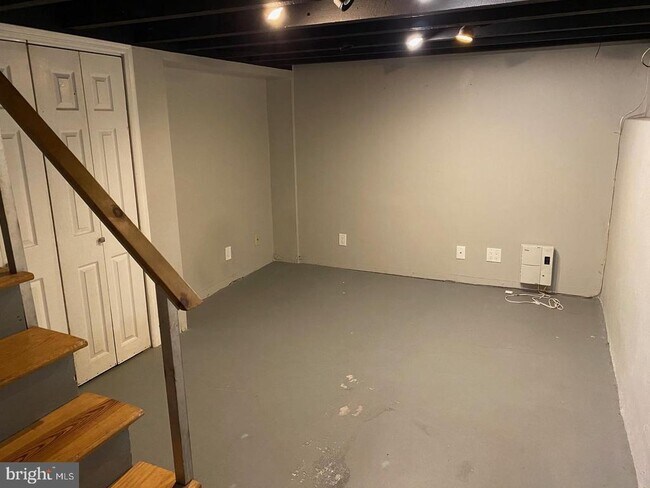 Building Photo - 111 Hermit St