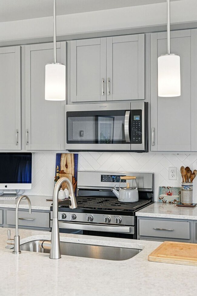 Building Photo - Spacious 3BR/3BA Townhome-Available NOW! $...