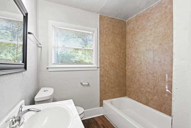 Building Photo - 911 Patsy Dr