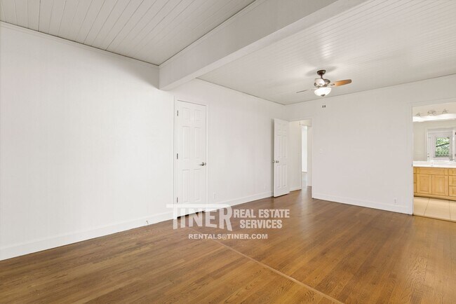 Building Photo - Fair Oaks Village Charmer