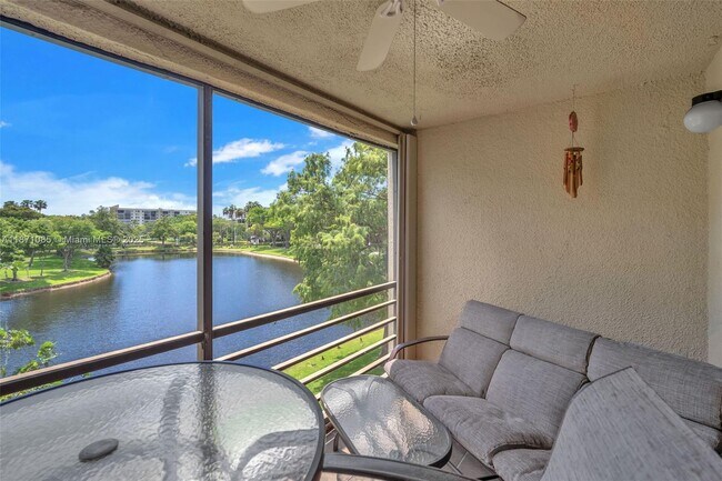 Building Photo - 2311 S Cypress Bend Dr