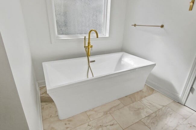 Building Photo - Pool/ Waterfront/ Custom Home in Waterways!