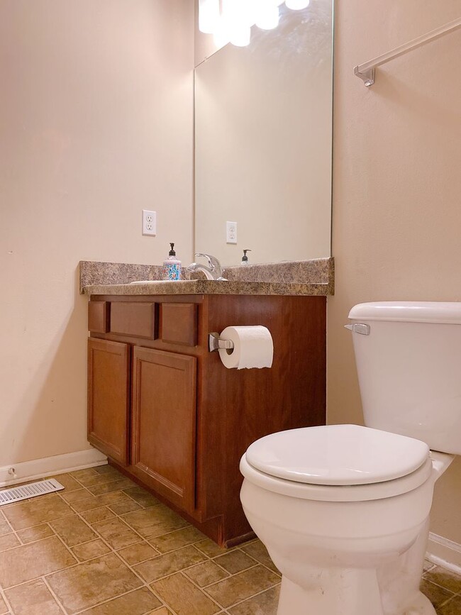 Building Photo - Beautiful 3 bed 2 bath house $1995, Glenmo...