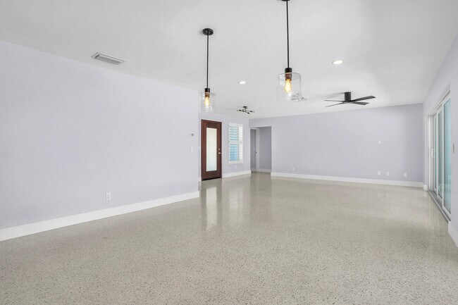 Building Photo - 930 S Lakeside Dr
