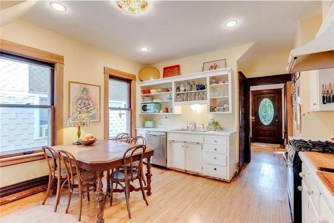 Building Photo - 980 6th St E