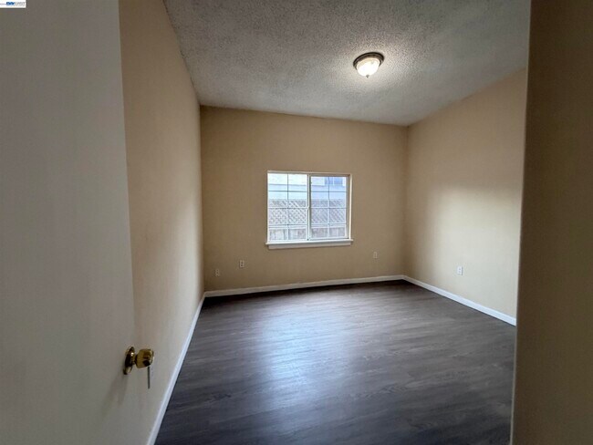 Building Photo - 907 S 10th St