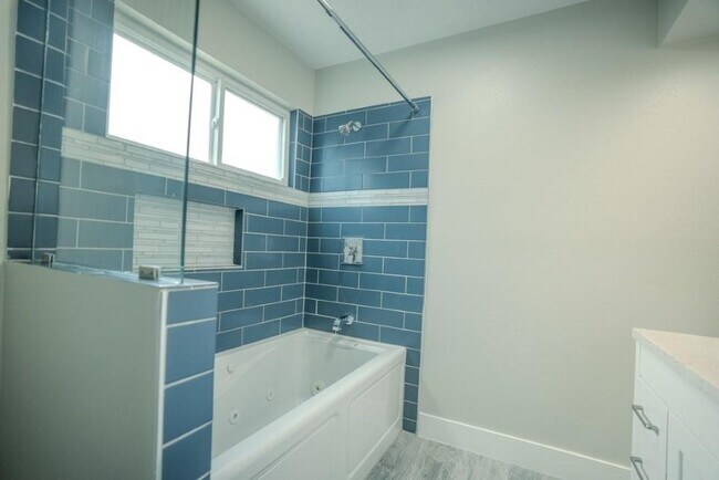 Building Photo - 3411 Hollandale Dr
