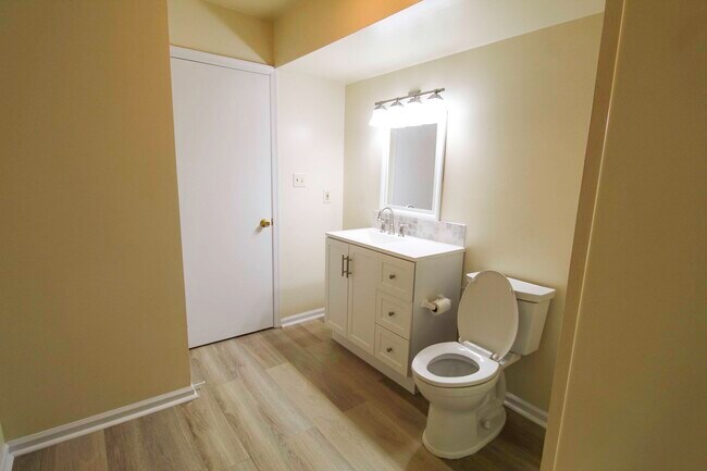 Building Photo - 507 W 4th St