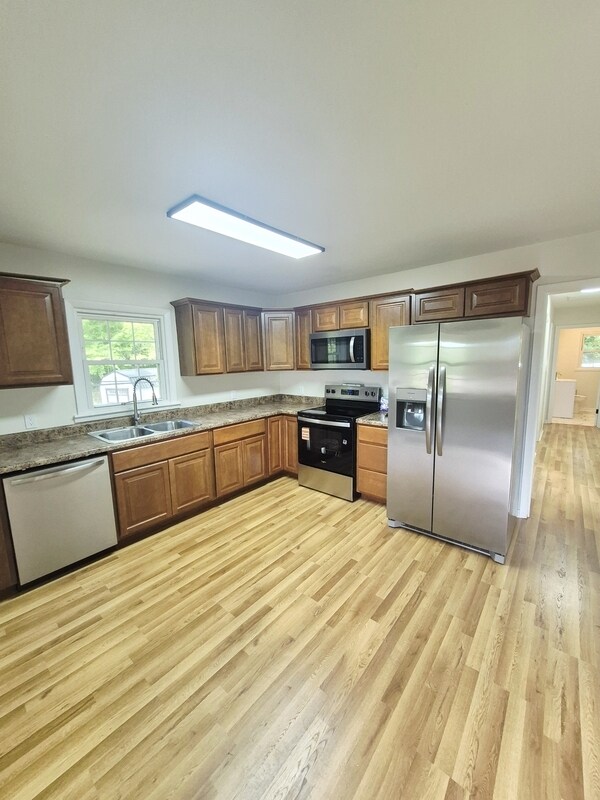 Building Photo - 200 Wellview Dr