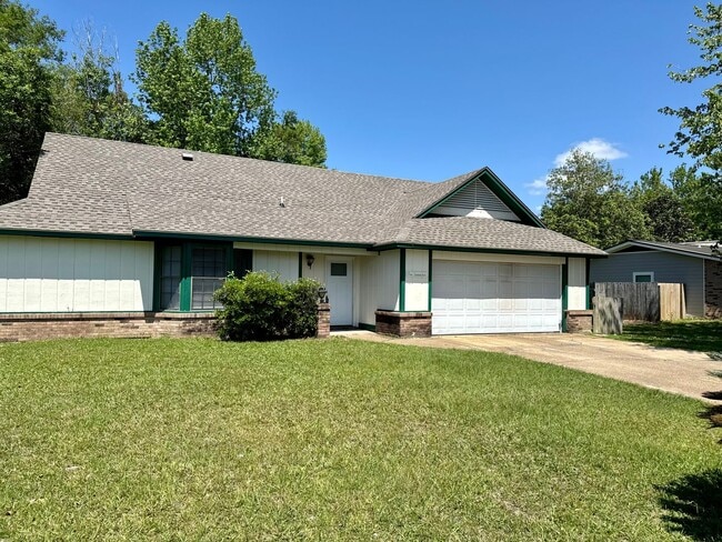 Building Photo - OCEAN SPRINGS SCHOOL DISTRICT - CUTE 3 BED...