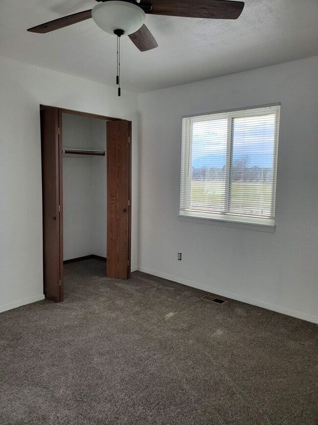 Building Photo - Townhome (end unit) with 2 bedrooms, 1.5 bath