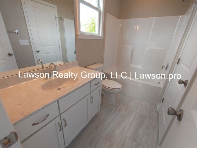 Building Photo - Upscale Three Bedroom in Colonial Green with Garage